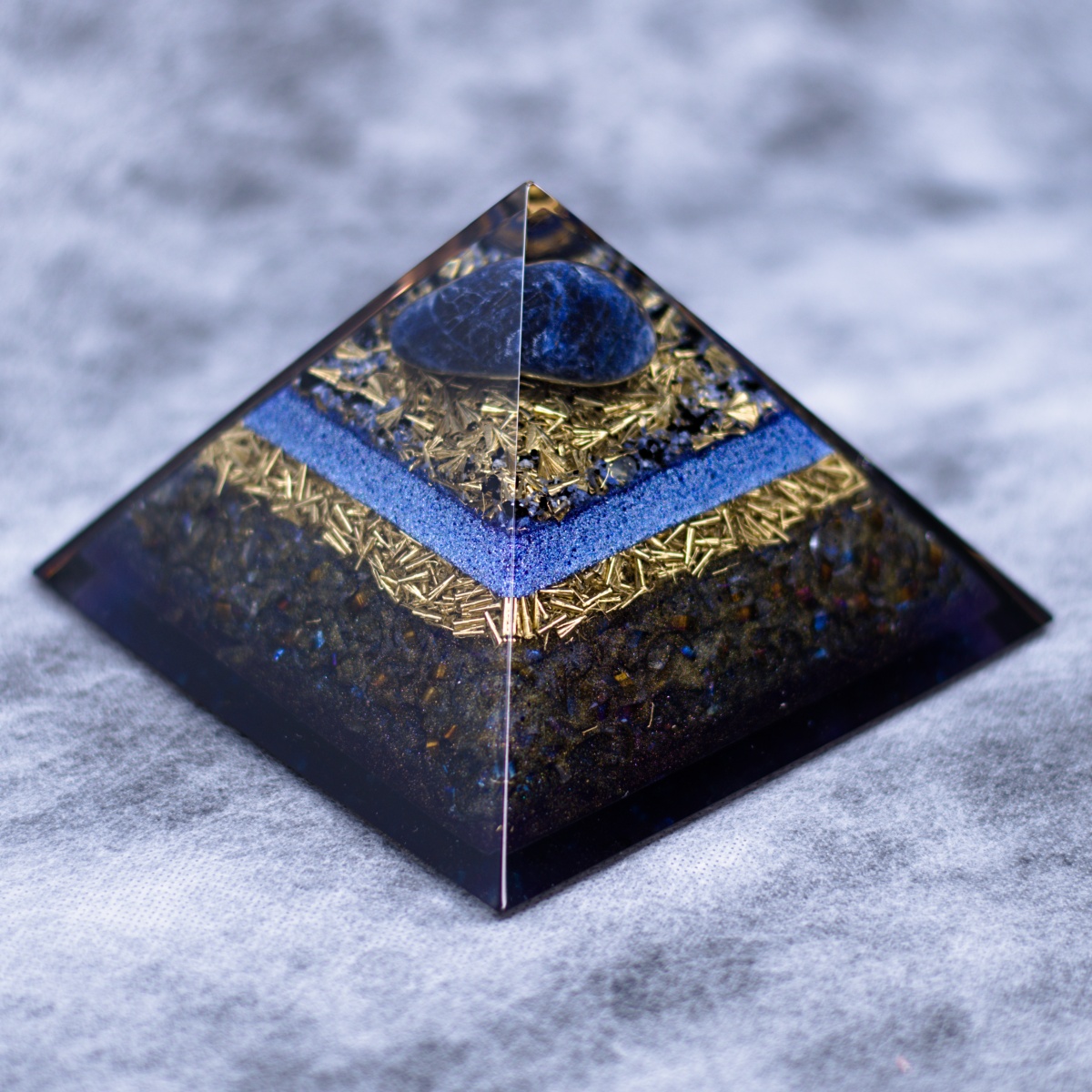Orgonit piramida, sodalit - velik kristal