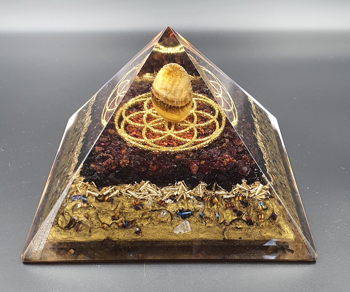 Velika orgonit piramida nove moi, tigrovo oko, rdee tigrovo oko, granat, roa ivljenja