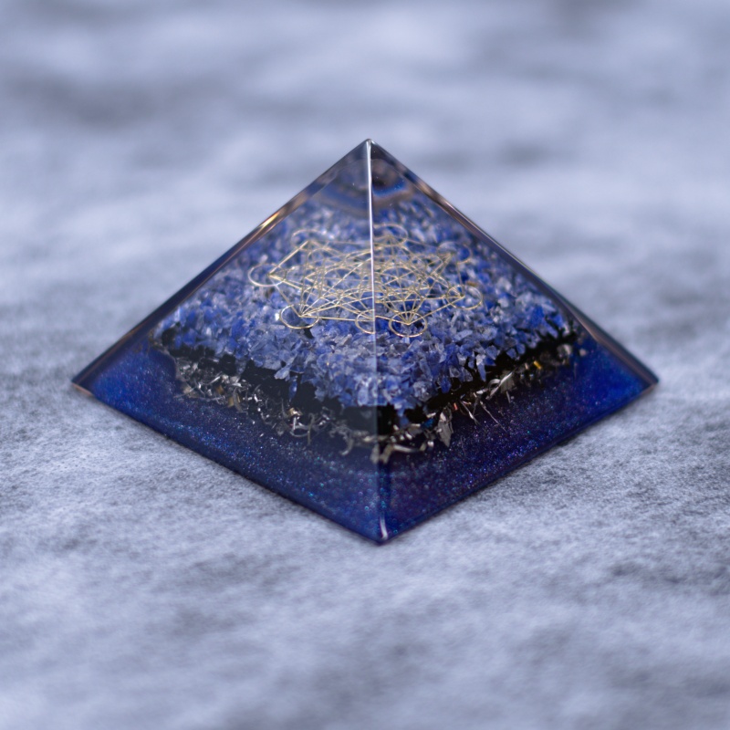 Orgonit piramida iz kristalov sodalit, črni turmalin, metatron