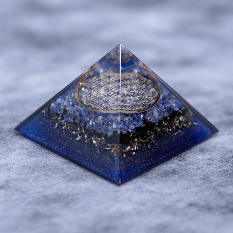 Orgonit piramida iz kristalov sodalit, črni turmalin, roža življenja