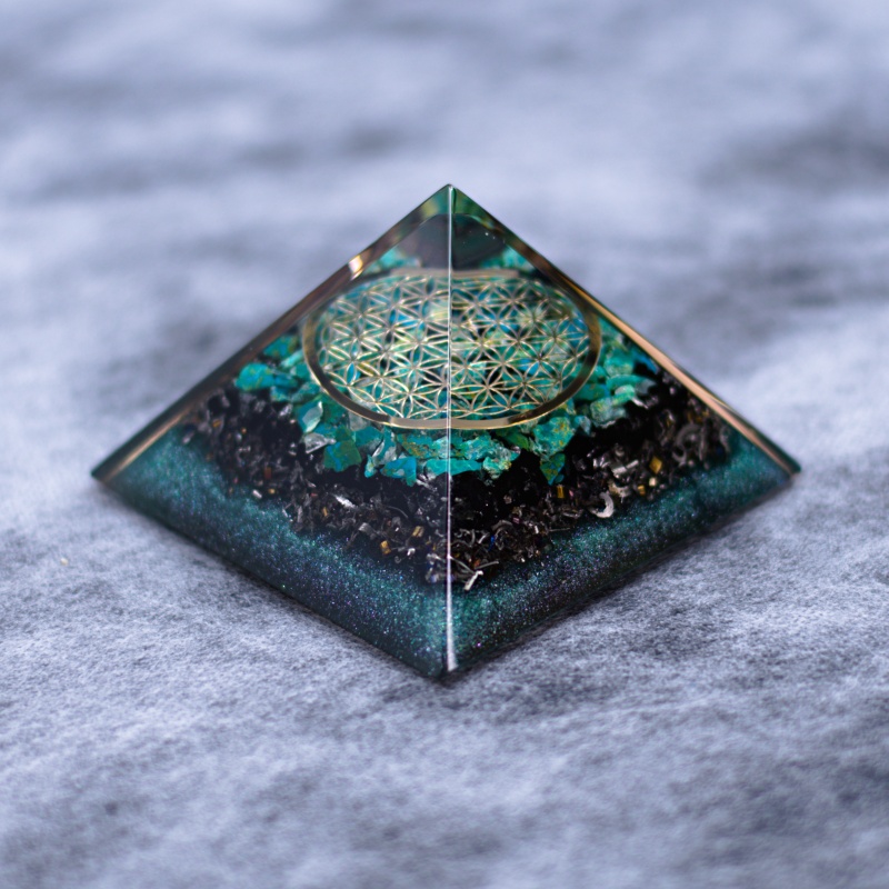Orgonit piramida iz kristalov hrizokola, črni turamlin, roža življenja