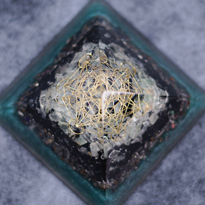 Orgonit piramida iz kristalov zeleni kalcit, rni turmalin, metatron