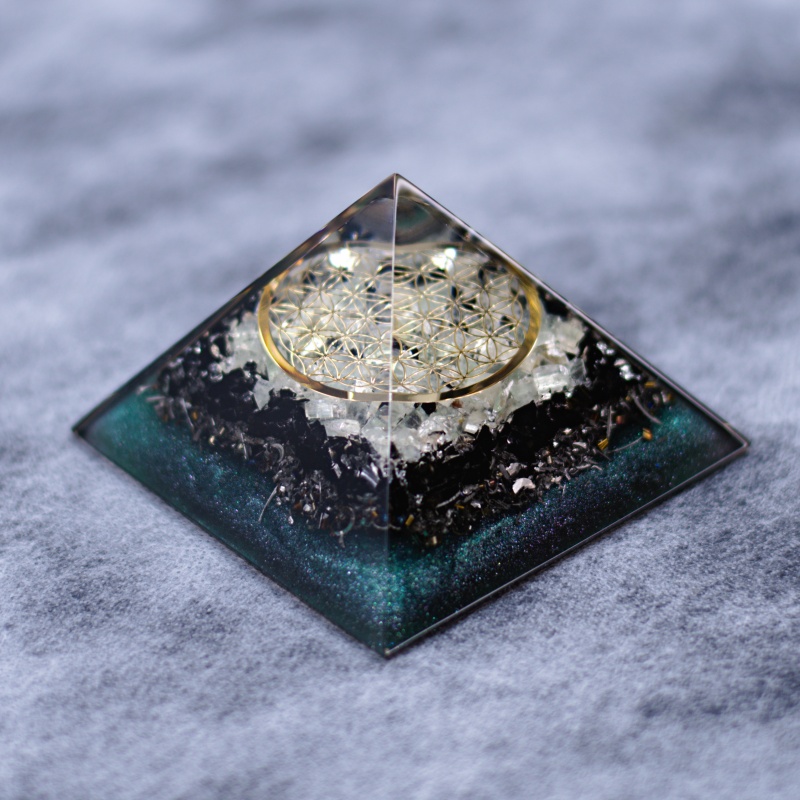 Orgonit piramida iz kristalov zeleni kalcit, črni turmalin, roža življenja