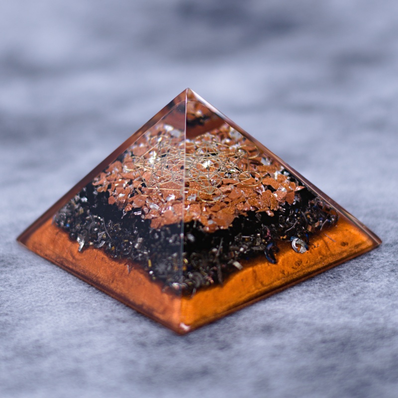 Orgonit piramida iz kristalov sončev kamen, črni turmalin, metatron in roža življenja