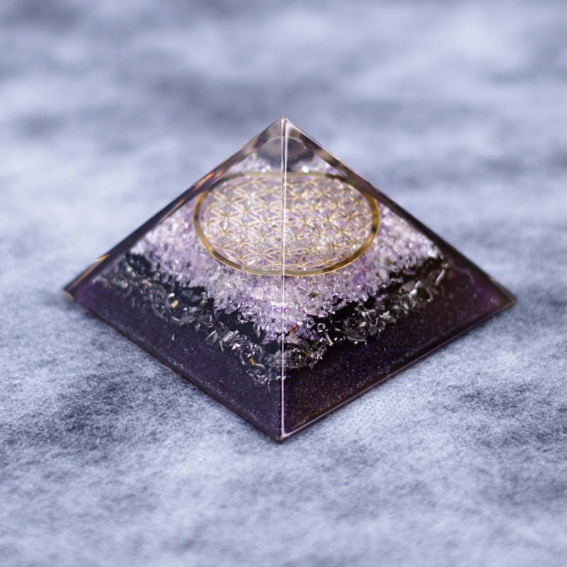 Orgonit piramida iz kristalov ametist (svetel), črni turmalin, roža življenja