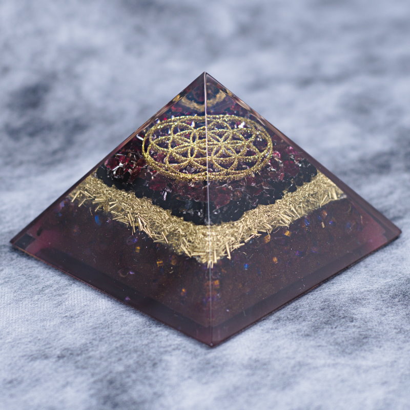 Orgonit velika piramida, iz kristalov Granat, roa ivljenja