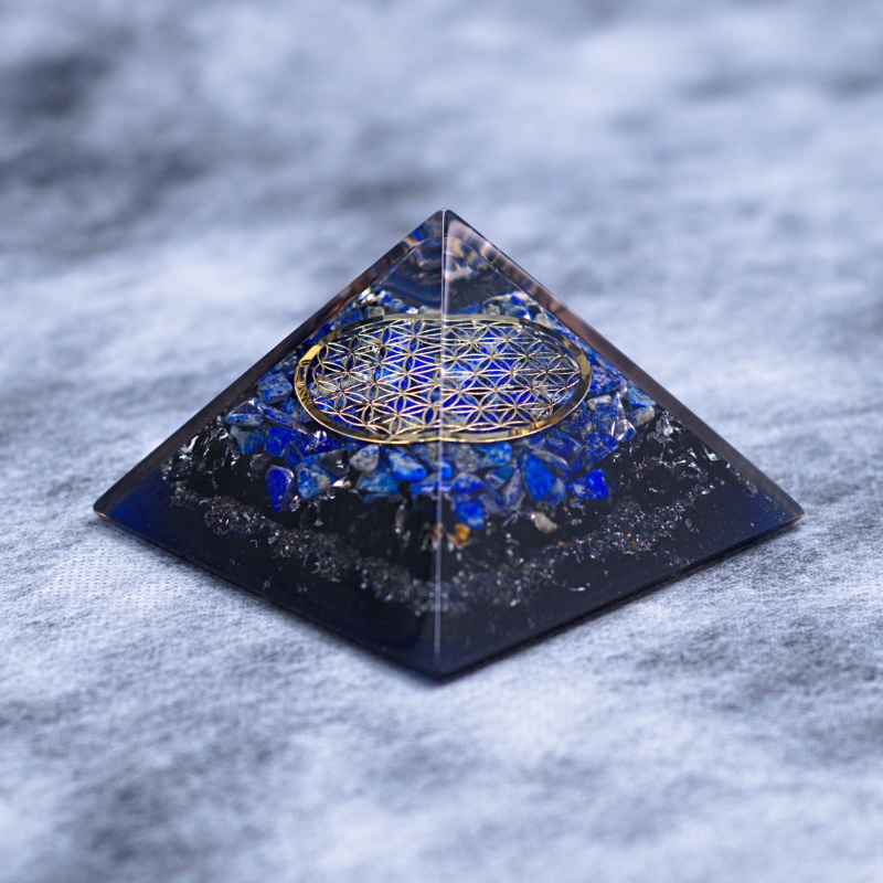 Orgonit piramida, iz kristalov lapis lazuli, roža življenja