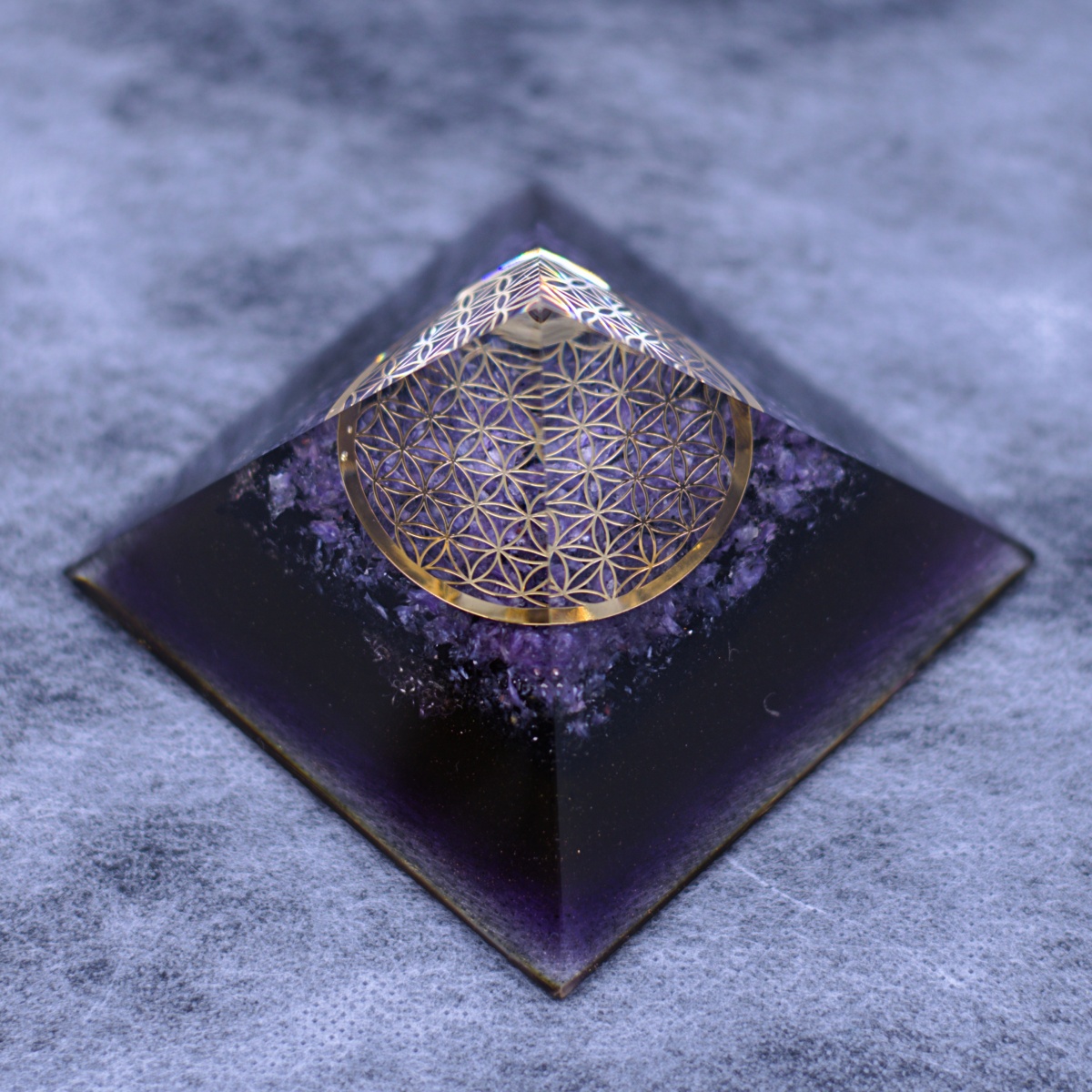 Orgonit piramida iz kristalov čaroit in črni turmalin, roža življenja