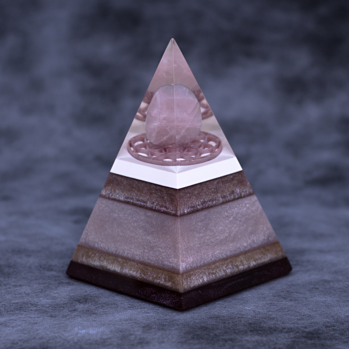 Orgonit velika petkotna piramida, iz kristalov roževec, roža življenja