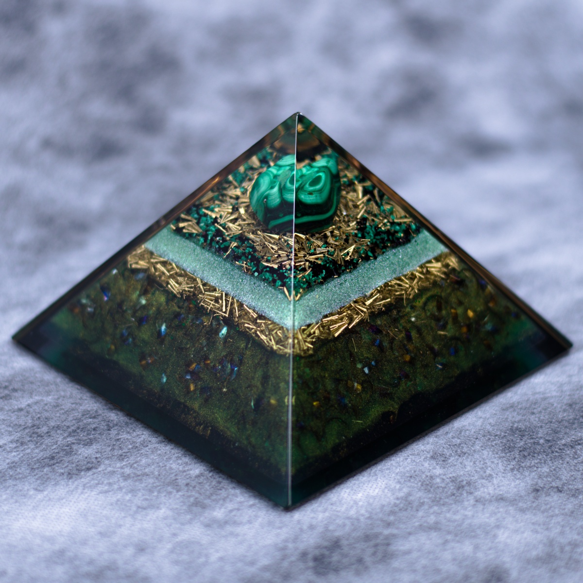 Orgonit piramida, malahit - velik kristal