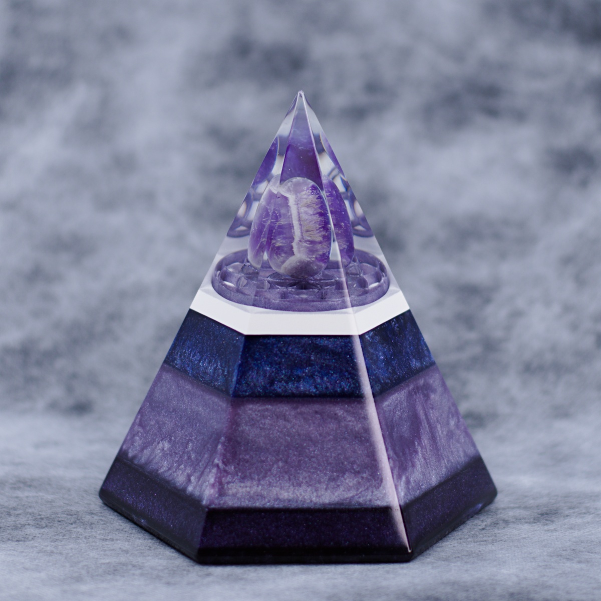 Petkotna orgonit piramida, ametist, cel kristal, pigmentirana