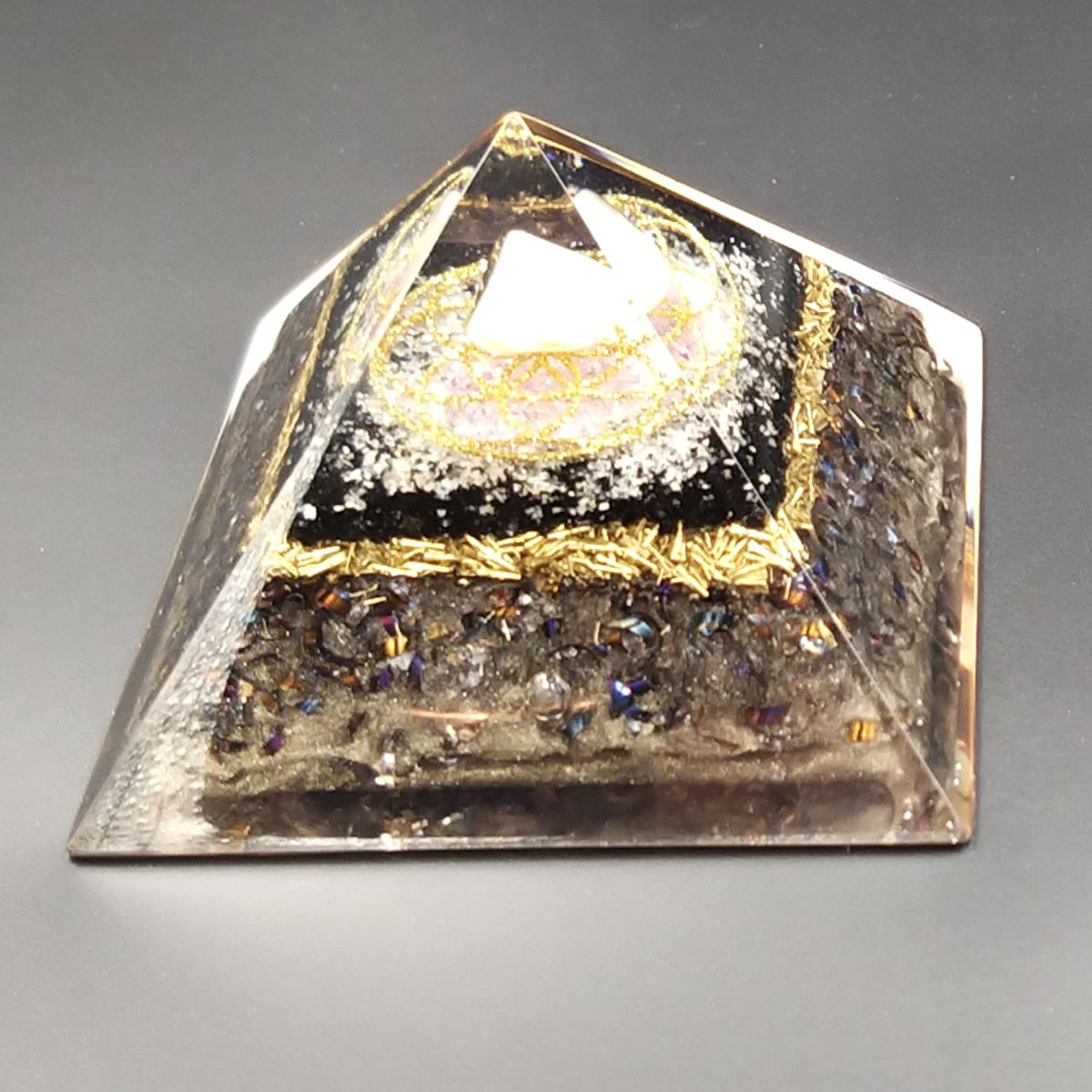 Orgonitna piramida za manifestacijo enske moi, lunin kamen, ametist in roevec 