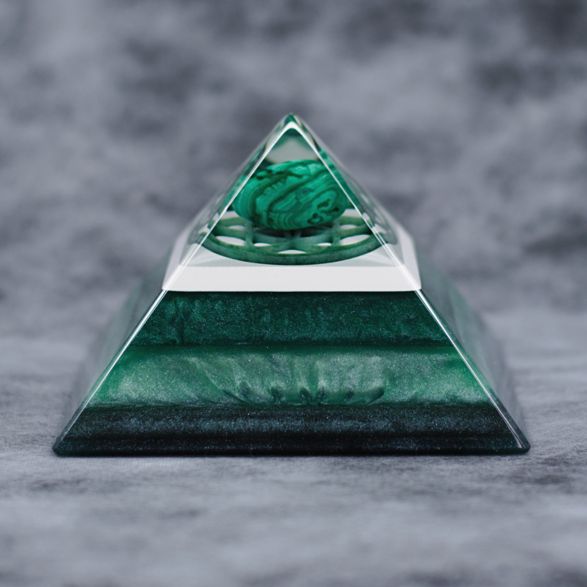 NOVO, Velika orgonit piramida, malahit, cel kristal, pigmentirana