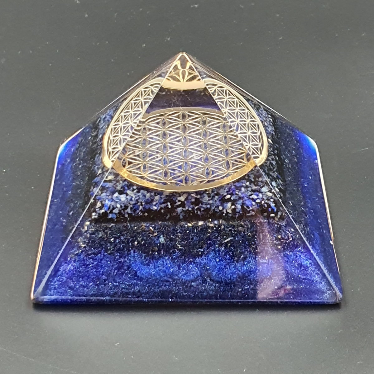 Orgonit piramida, kristal lapis lazuli