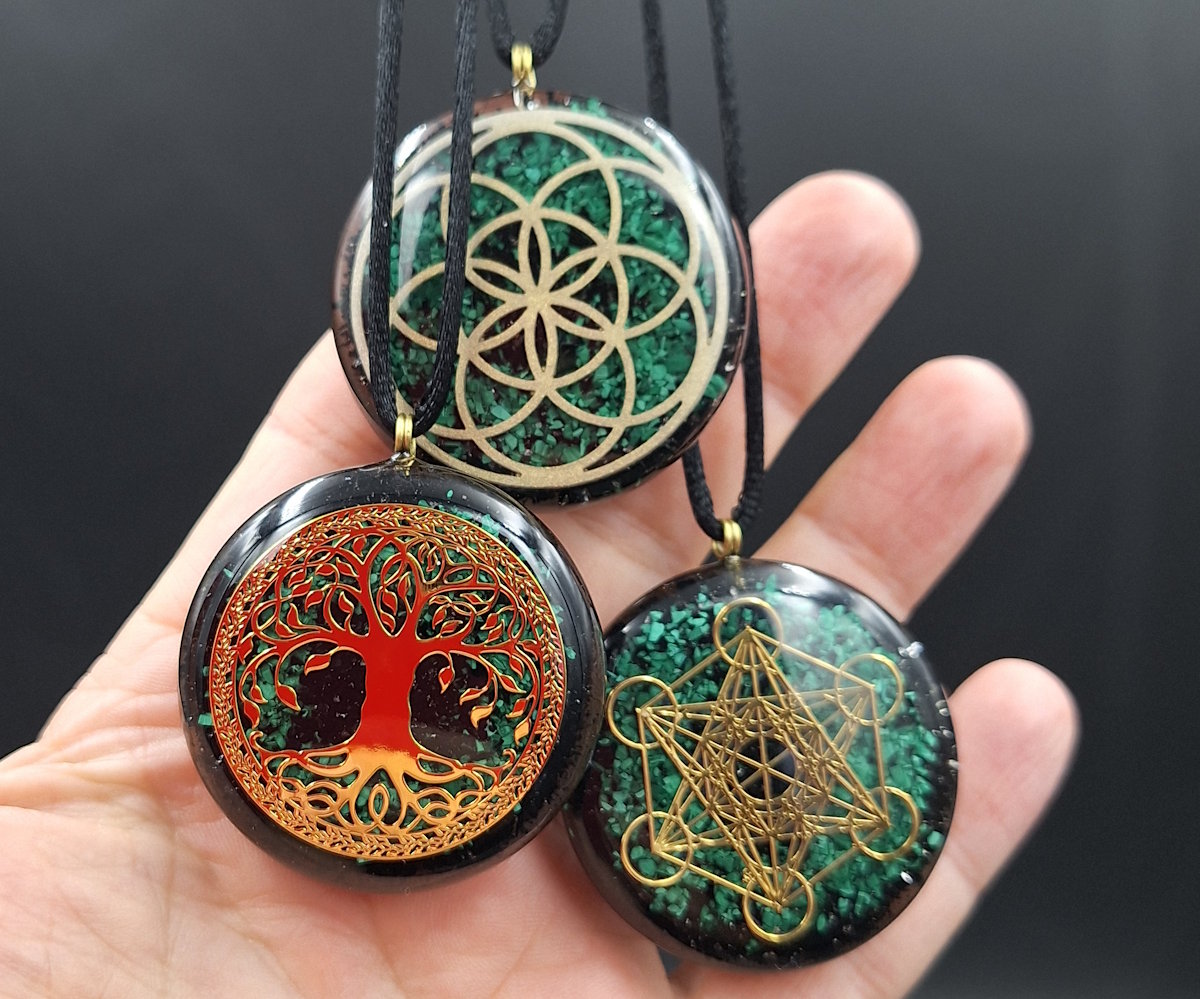 Orgonitni obesek z malahitom in vidnim rnim turmalinom  talisman osebne zaite in notranje moi