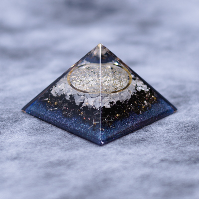 Orgonit piramida iz kristalov modri kalcit, črni turmalin, roža življenja