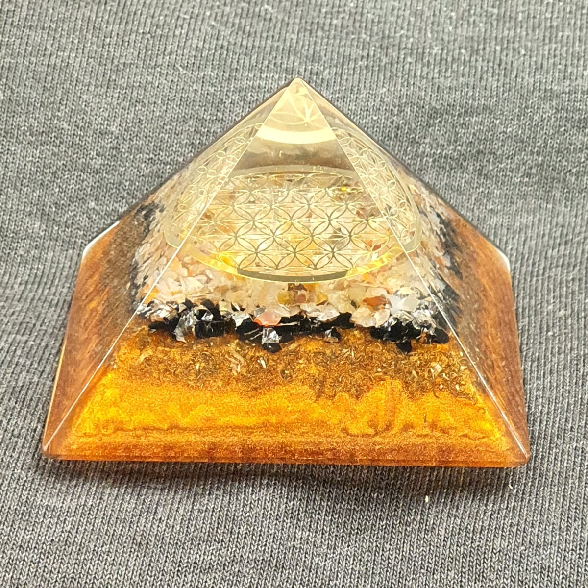 Orgonit piramida obilja, karneol, citrin in rni turmalin, roa ivljenja
