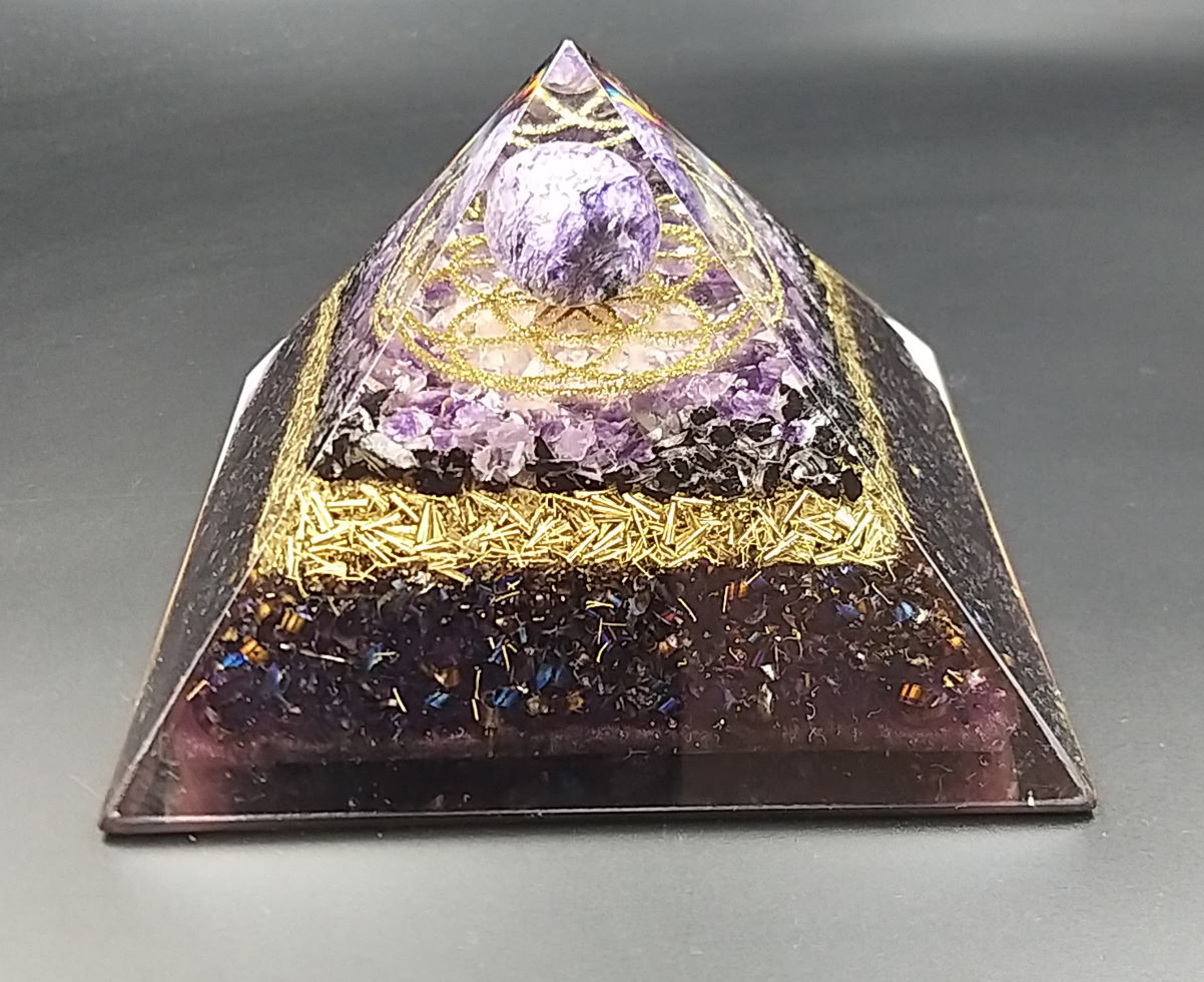 Velika orgonit piramida s kristali aroit, ametist in roevec