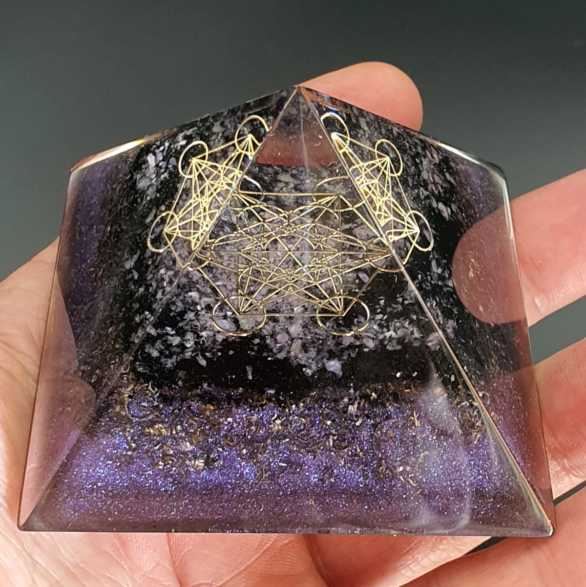 Orgonit piramida iz kristalov čaroit in črni turmalin, metatron